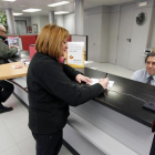 Trámites en una oficina bancaria.