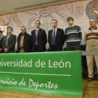 Alejandro Vaquera (centro) junto alos representantes de los clubes que defenderán a la ULE.