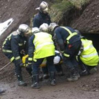 Los bomberos durante los cursos de entibación realizados este año.