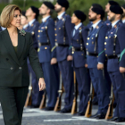 La ministra de Defensa, María Dolores de Cospedal, pasa revista a las tropas. JUANJO MARTÍN