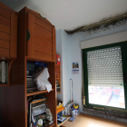 Estado de una de las habitaciones, con las ventanas rezumando humedad. l. de la mata