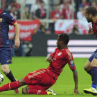 Alaba pelea por el control del balón con Lionel Messi y Dani Alves en un lance del partido.