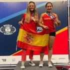 Alicia Vázquez y Cristina Santos con sus medallas de oro. DL