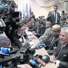 El ministro saudí de Petróleo, Ali Al-Naimi, habla con la prensa tras la reunión de la OPEP, ayer.