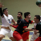 Los juveniles del Abanca Ademar debutaron ayer en el pabellón San Esteban firmando un empate ante los segovianos del Nava de La Asunción. RAMIRO