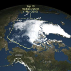 Representación gráfica del mínimo anual de superficie ocupada por el hielo en el océano Ártico este año y, dentro de la línea amarilla, en la media del periodo 1981-2010.