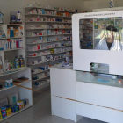Un cliente atendido en la farmacia de Pobladura de Pelayo García. A. MEDINA