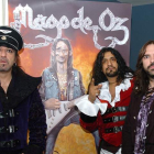Tres de los integrantes de Mago de Oz, el batería Txus, el vocalista José Andrea, y el violinista Mohamed.