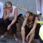 Varias personas esperan impacientes noticias cerca del lugar de la tragedia