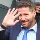 Simeone saluda a los aficionados tras la llegada del Atlético a Milán.