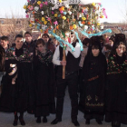 Los reyes y sus acompañantes llegan a la parroquia de la villa con el ramo.