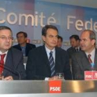 José Luis Rodríguez Zapatero, entre José Blanco y Manuel Chaves, ayer, en la reunión
