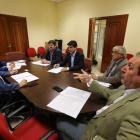 Álvarez Courel, a la izquierda, en la reunión mantenida ayer con los representantes del CEL.