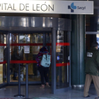 Puerta de entrada al Hospital de León. FERNANDO OTERO