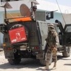 Dos soldados patrullan a las puertas de la base de las tropas españolas en Afganistán.