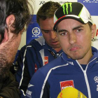 Jorge Lorenzo comenta con los periodistas la suspensión de los primeros ensayos del GP de Japón.