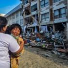 Una mujer llora mientras los miembros del personal de rescate buscan victimas bajo los escombros de un hotel tras el terremoto y posterior tsunami en Palu  Indonesia.