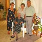 Genoveva Acebes, sentada, junto a sus tres hijos