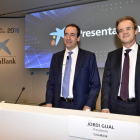 El consejero delegado, Gonzalo Cortázar, y el presidente de Caixa Bank, Jordi Gual. DL