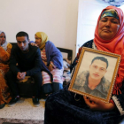 Nour Al Houda, madre de Anis Amri, muestra un retrato de su hijo, buscado como autor del atentado de Berlín, el jueves en Túnez.