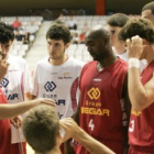 De Grado da instrucciones a sus jugadores en un partido; el técnico ha demostrado tener tablas en la