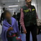La niña marroquí de L'Hospitalet secuestrada en Bolivia, a su llegada al aeropuerto de Barajas.