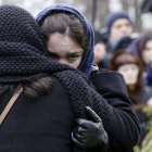 Zhanna, hija del líder de la oposición de Rusia Boris Nemtsov, llora durante el funeral en Moscú.