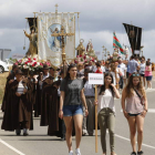 Cada pueblo desfila con el santo al que encomienda su protección. MARCIANO PÉREZ