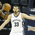 Marc Gasol defiende ante Bam Adebayo en el Memphis-Miami Heat.