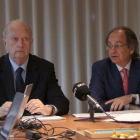 El presidente de Colonial, Juan José Bruguera (i), y el consejero delegado, Pere Viñolas (d), en rueda de prensa.