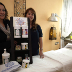 Ainhoa Mendizábal y Judith Galindo, en una de las salas de masaje del Balneario de Caldas de Luna, con los productos cosméticos de Esencias de Luna.