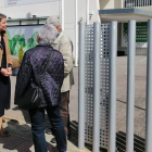 Muñoz conversa con usuarios a las puertas del centro. DL