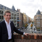 Raúl Pérez, en el ático de la sede de BBVA en la Plaza de Santo Domingo, en León. SECUNDINO PÉREZ