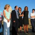 Las autoridades acudieron a la colocación de la primera piedra, junto a las autoras del proyecto