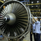 Técnicos de mantenimiento revisan un motor en los hangares de Iberia. EFE/JUANJO MARTÍN
