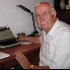Virgilio Díaz Vega con su inseparable máquina de escribir y el vídeo del homenaje que recibió