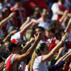 Los aficionados de River, dentro del estadio antes del partido contra Boca.