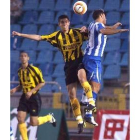 Tristán salta de cabeza por un balón ante Alonso, del Peñarol