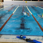 Imagen de archivo de la escuela deportiva de Natación en la climatizada de Valencia de Don Juan. DL