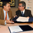 El consejero Juan José Mateos, y el responsable de REE, Antonio Calvo, ayer en Valladolid.
