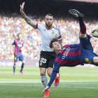 Messi chuta acrobáticamente ante Otamendi, durante el Barcelona-Valencia en el Camp Nou.