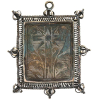 Colgante «tablilla» en plata, de finales del siglo XV-principios del siglo XVI. Con decoración incisa representando el anagrama de Jesús, IHS, en letras góticas en el anverso y la Cruz en el reverso.