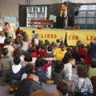 El personaje Lecturo animó la celebración del día del libro en el pabellón del CRA de Navatejera