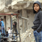Varios niños juegan en los escombros en Alepo (Siria). EFE