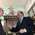 El presidente Herrera, durante su visita ayer al panteón burgalés del Cementerio de La Habana
