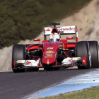 El Ferrari de Sebastian Vettel, en la primera jornada de entrenamientos oficiales de F-1, en el circuito de Jerez.