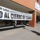 La pancarta contra el cierre de camas colocada a la entrada del Hospital del Bierzo. L. DE LA MATA