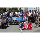 Trabajadores del BBVA que recorren el Camino de Santiago en bicicleta para recudar fondos para el síndrome de Down. JESÚS F. SALVADORES