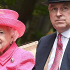 La reina Isabel II con su hijo, el príncipe Andrés, al que ayer despojó de todos sus títulos militares. EFE