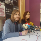 Pablo Fernández, ayer junto a la procuradora berciana de Podemos Lorena González. DL